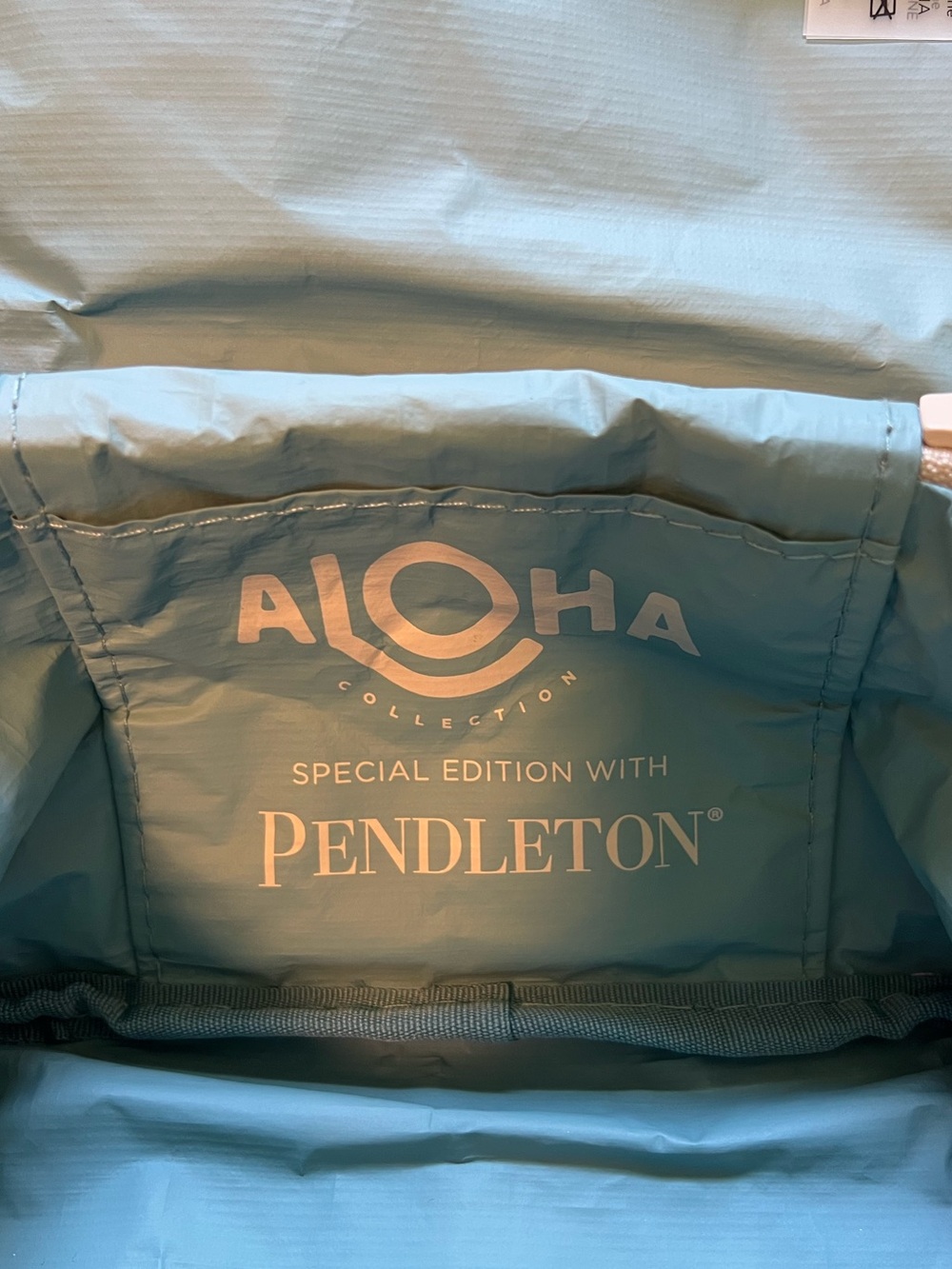 Special edition Aloha + Pendleton makeup case - Picture 8 of 8